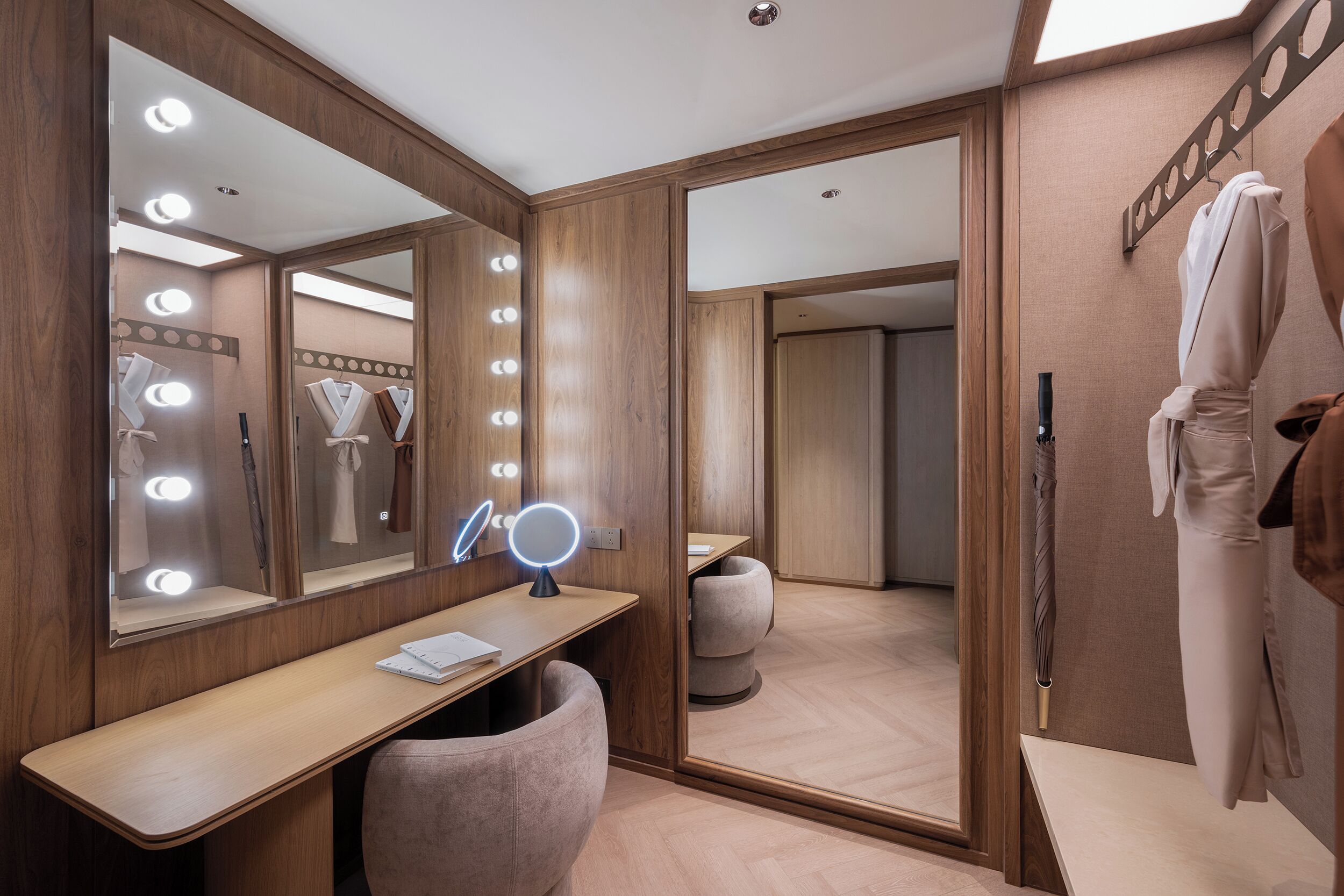 Luxury Suite | Bathroom | Free toiletries, hair dryer, slippers, towels
