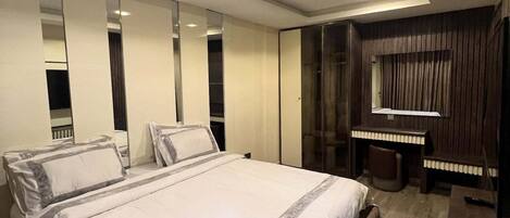 Habitación familiar, balcón, vista a la ciudad | Escritorio, espacio para trabajar con laptop y cortinas blackout