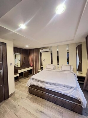 Habitación familiar, balcón, vista a la ciudad | Escritorio, espacio para trabajar con laptop y cortinas blackout 