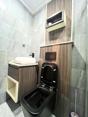 Habitación familiar, balcón, vista a la ciudad | Baño | Amenidades de baño gratuitas, secadora de cabello, toallas, jabón 