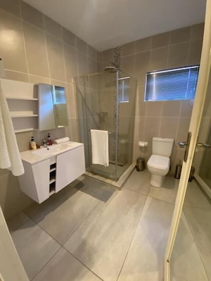Maison, balcon, vue jardin | Salle de bain