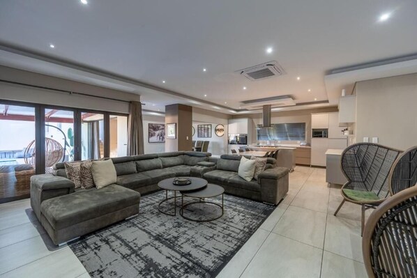 Living area - Khaya Elihle Guest House (Sabi River Eco Estate)