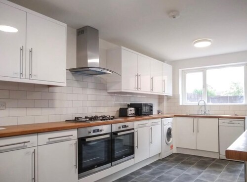 Luxurious 4 Bedroom House in Corby