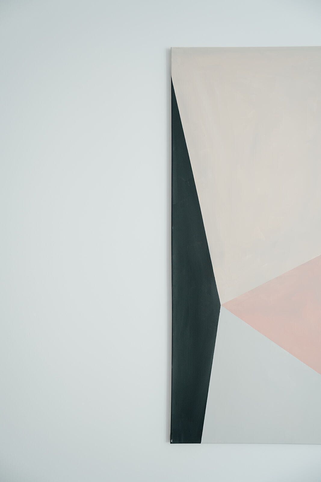 Una pintura abstracta geométrica con fondo claro y formas oscuras.