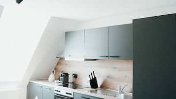 Penthouse | Private kitchen | Microwave, cookware/dishes/utensils