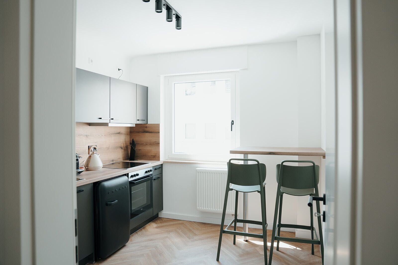 Triple Room | Private kitchen | Microwave, cookware/dishes/utensils