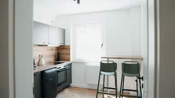 Triple Room | Private kitchen | Microwave, cookware/dishes/utensils