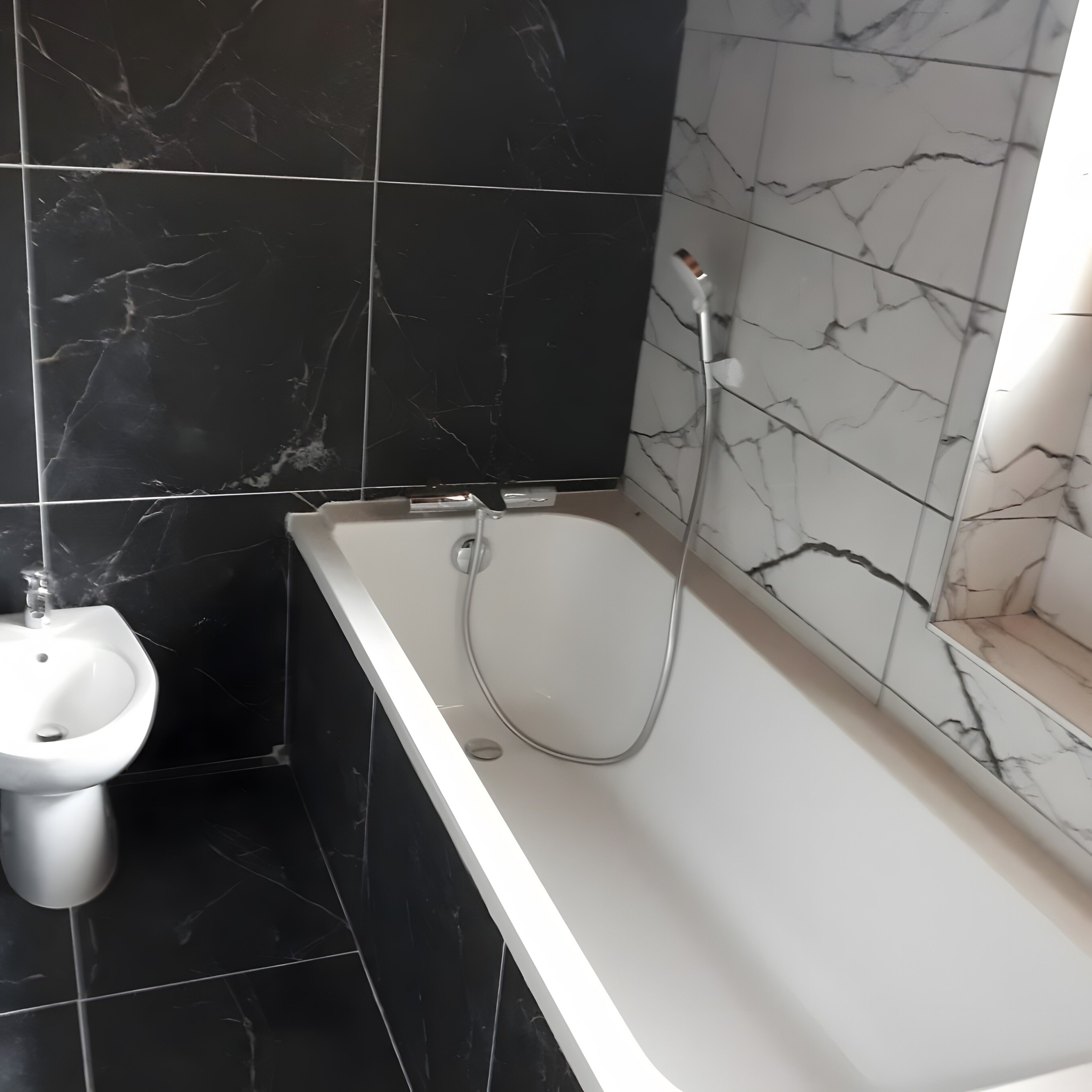 Een badkamer met een bad, een douche en een wastafel.