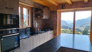 Coffee/tea maker, fridge, microwave, oven