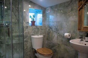 Chuveiro, secador de cabelo, toalhas de banho, sabonete