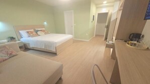 Una habitación de hotel con cama, escritorio y silla.