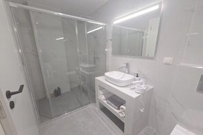 Hair dryer, towels, soap, toilet paper - Great Stay - Kleio Muses Suite @ Pedion Areos Park (Athina)
