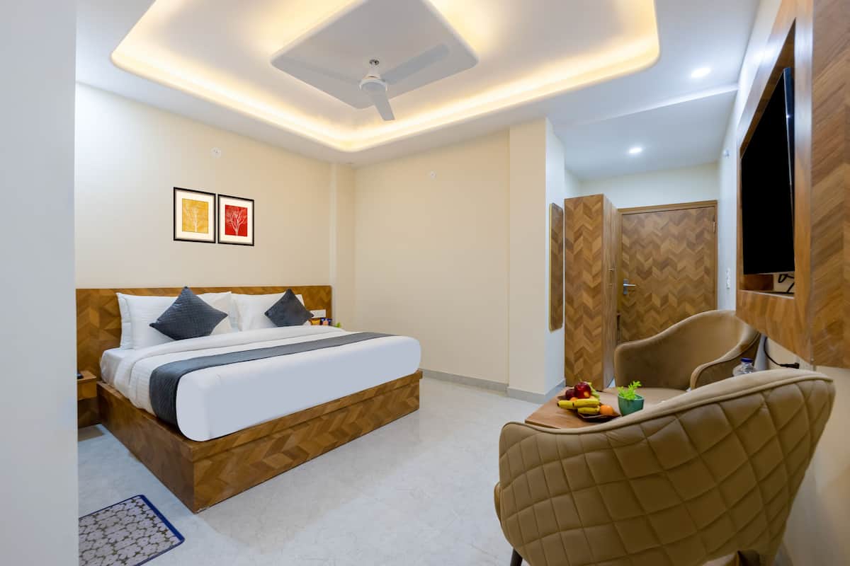 Quarto casal luxo | Escrivaninha, roupa de cama