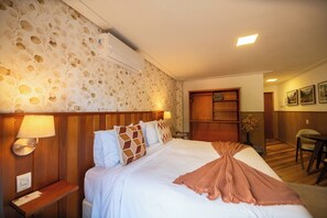 Luxury-Zimmer, Balkon, Gartenblick | Schreibtisch, Bügeleisen/Bügelbrett, Babybetten, kostenloses WLAN
