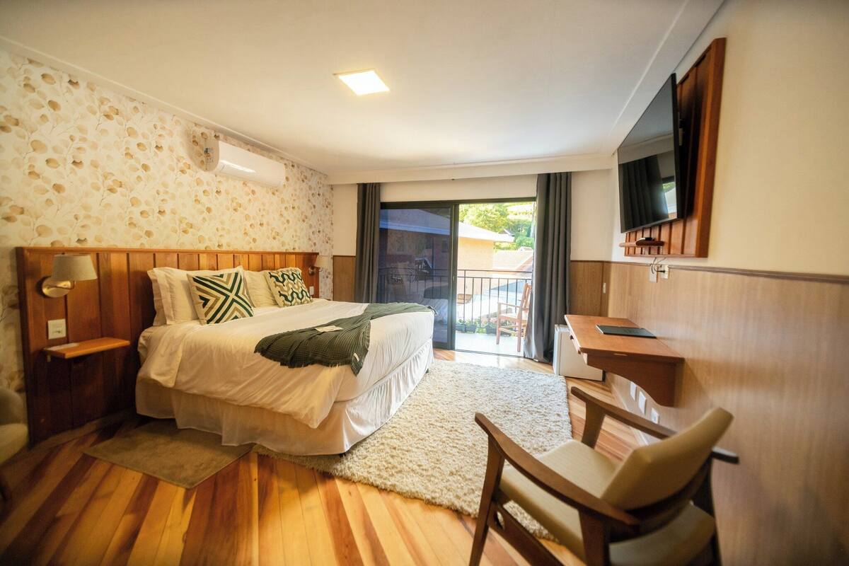 Presidential Room, Balcony, Garden View | Desk, iron/ironing board (on request), cribs (surcharge), WiFi (free)