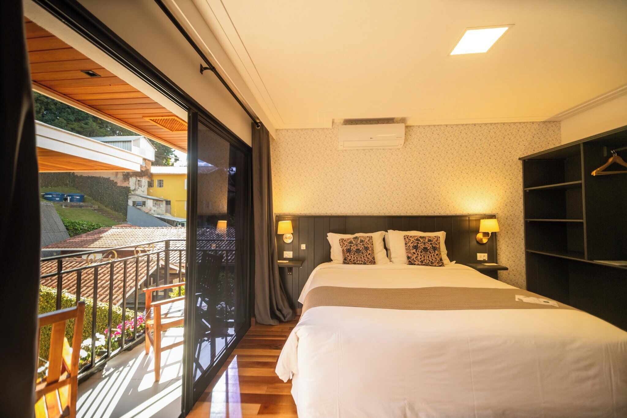 Phòng đôi Tiêu chuẩn, lanai, quang cảnh vườn | Bàn, bàn ủi/dụng cụ ủi quần áo, truy cập Internet không dây miễn phí 