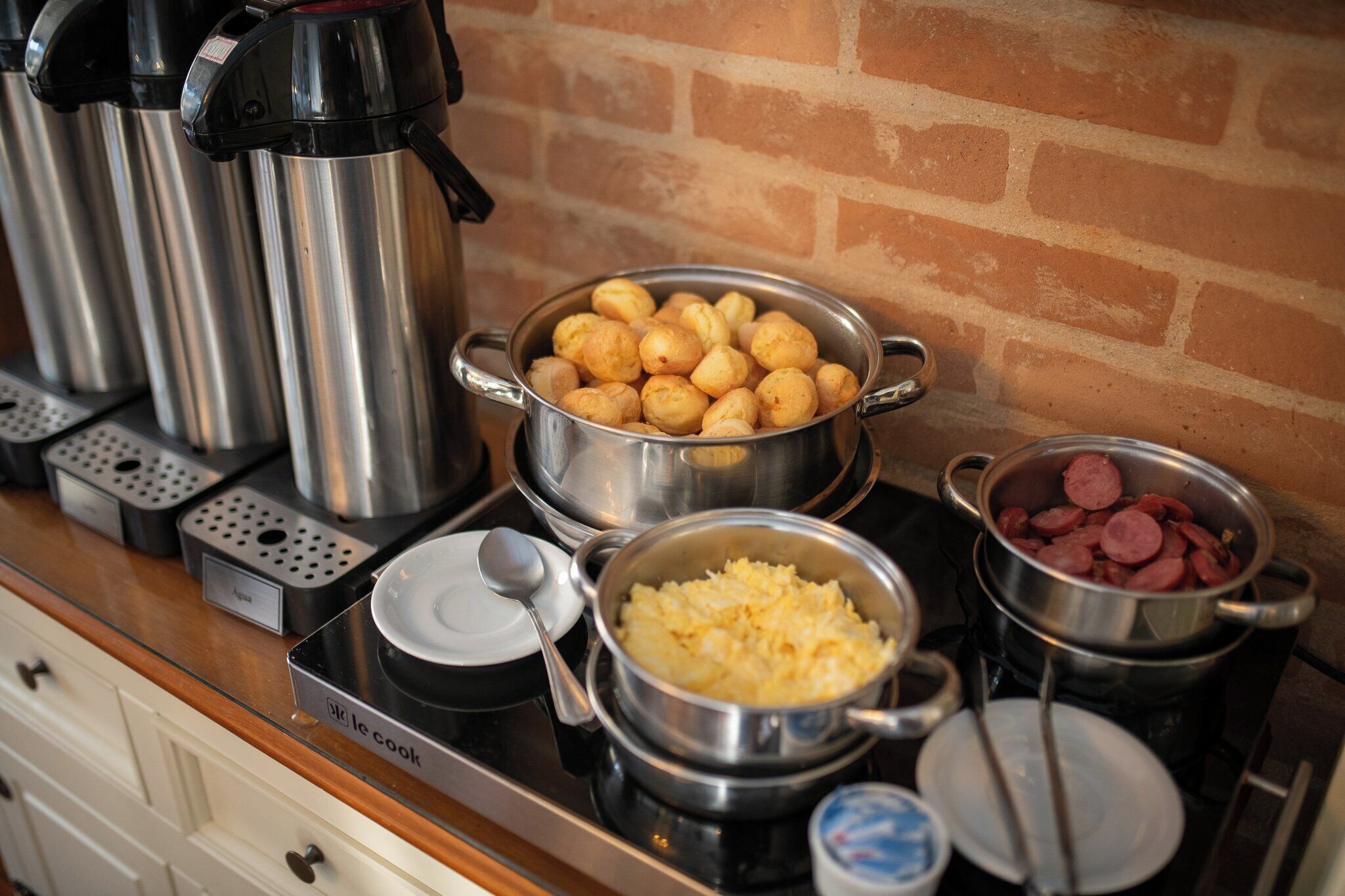 Una encimera de cocina con diversos electrodomésticos y alimentos.