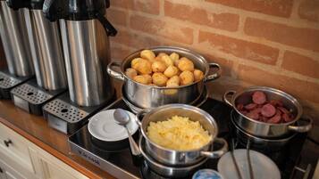 Una encimera de cocina con diversos electrodomésticos y alimentos.