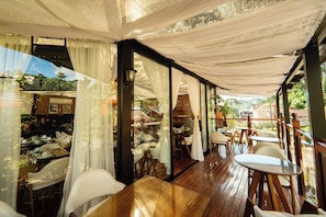Outdoor dining - Pousada Santa Felicidade (Campos do Jordão)