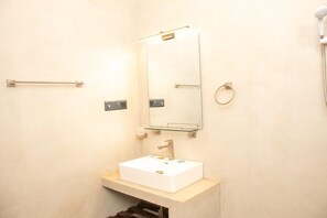 Habitación Deluxe doble, vistas al jardín | Baño | Ducha, toallas, jabón y champú