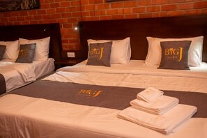 Habitación familiar doble, vistas al jardín | Minibar, wifi gratis, ropa de cama