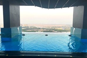 Ein Infinity-Pool mit Blick auf eine Stadtlandschaft.