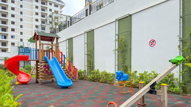 A children's play area with a slide, climbing structure, and seesaw. - Qoople Green Ocean A49 - Cozy 1-bedroom apartment in Alanya (Alanya)