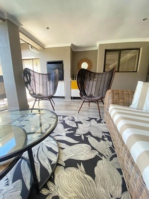 Ferienhaus, Terrasse, Gartenblick | Wohnbereich