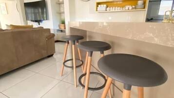 Huis, terras, uitzicht op tuin | Dineren