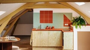 A kitchen with wooden beams, a tiled backsplash, and a plant. - CLOS REMY (Précy-sur-Oise)