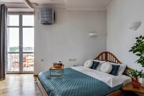 Hypo-allergenic bedding available, iron/ironing board, WiFi (free) - Premium Apt with Victory Square View (Minsk)