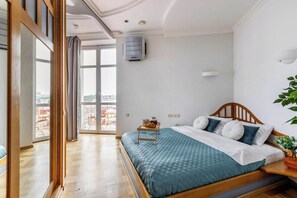 Hypo-allergenic bedding available, iron/ironing board, WiFi (free) - Premium Apt with Victory Square View (Minsk)