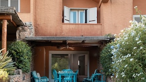 Un edificio con patio amoblado y una zona de estar techada.