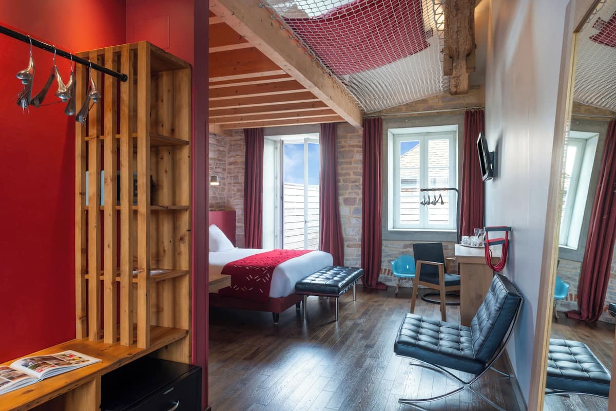 Family Junior Suite with Terrace | In-room safe, soundproofing, WiFi (free), bed sheets