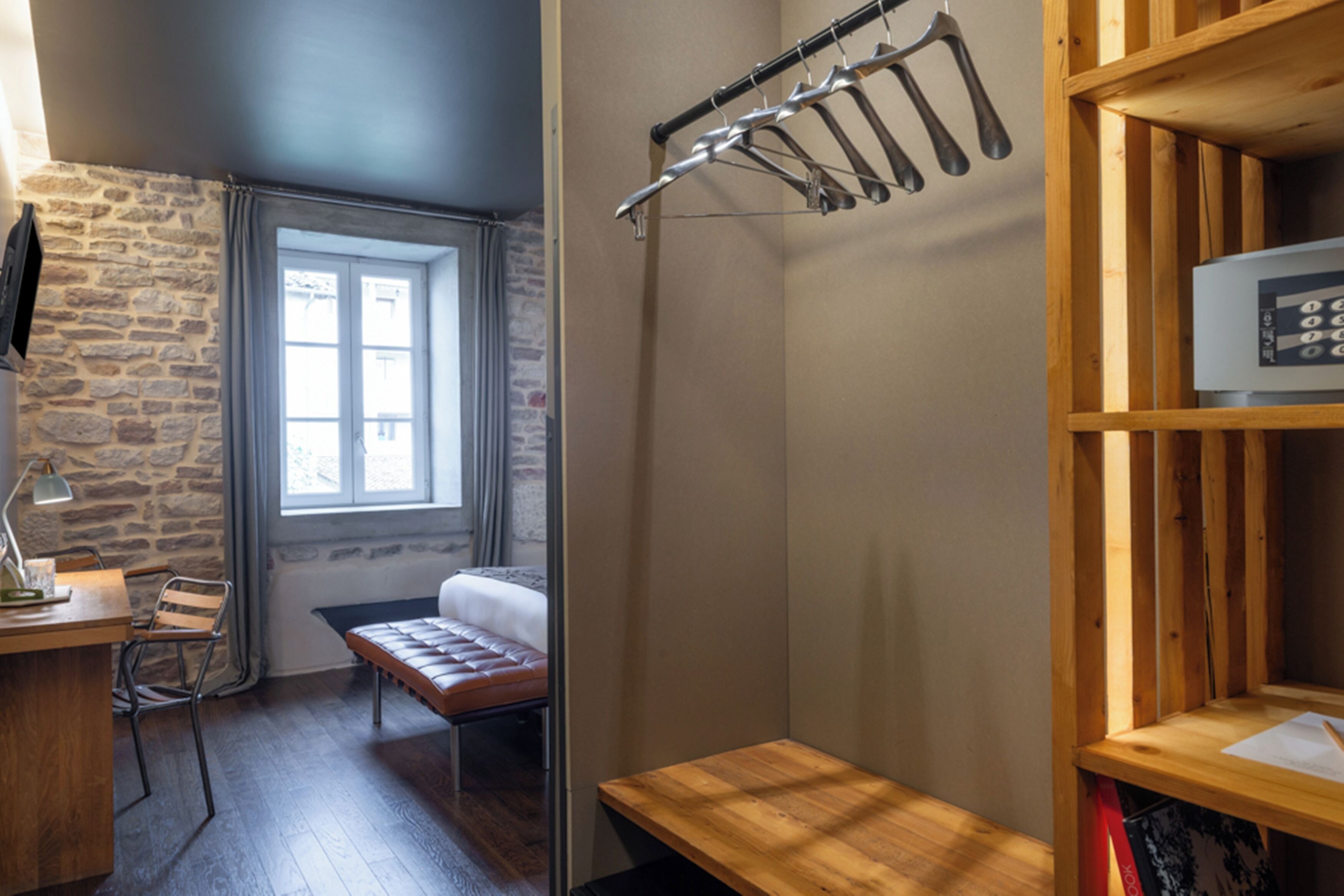 Deluxe Room | In-room safe, soundproofing, WiFi (free), bed sheets