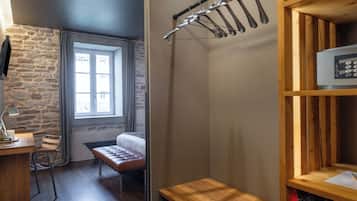 Deluxe Room | In-room safe, soundproofing, WiFi (free), bed sheets