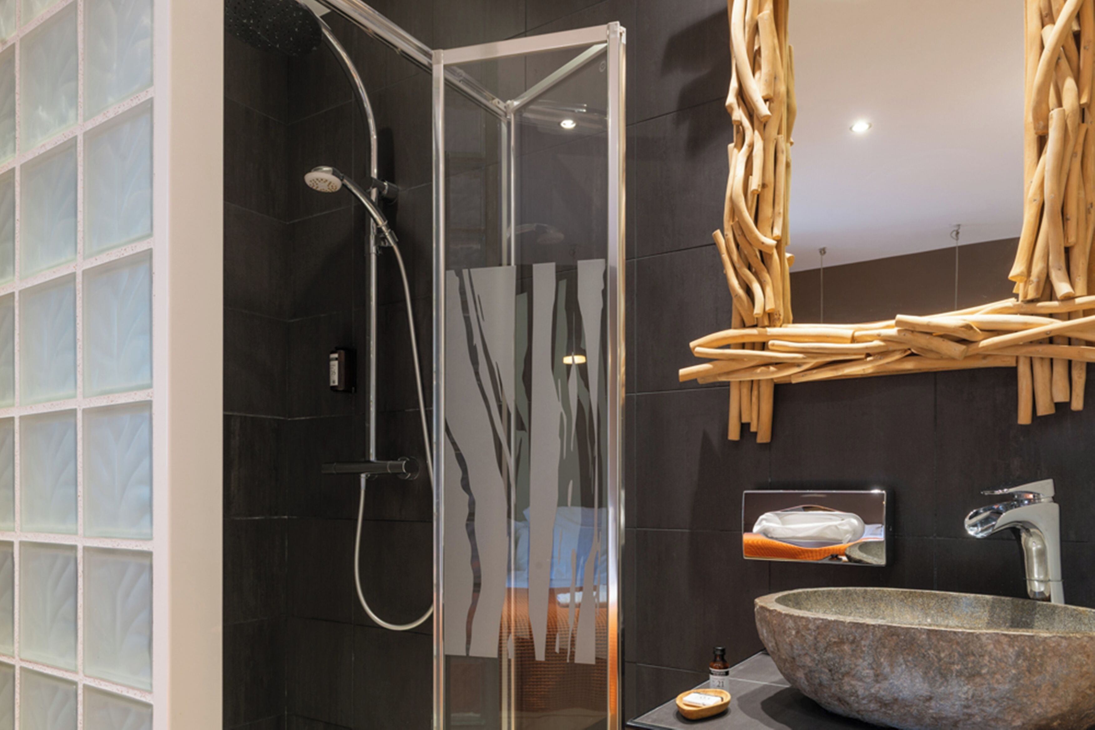 Eenpersoonskamer | Badkamer | Een haardroger, handdoeken