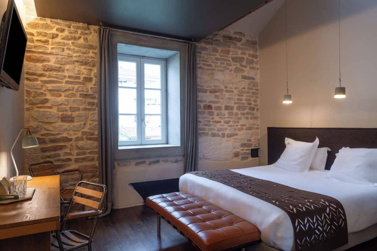 Deluxe Room | In-room safe, soundproofing, WiFi (free), bed sheets