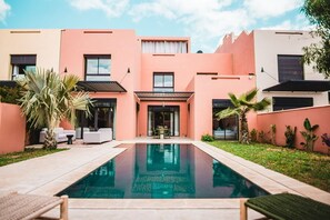 A modern building with a swimming pool, outdoor seating, and a well-maintained garden. - Riad azur Al Maaden Golf – Marrakech (Marrakech)