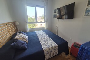 1 chambre, fer et planche à repasser