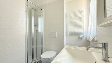 Doccia, bidet, asciugamani