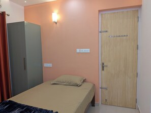 3 bedrooms, iron/ironing board, WiFi, bed sheets - Your home away from home. (Kochi)
