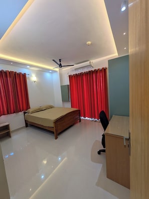 3 habitaciones, tabla de planchar con plancha, wifi y ropa de cama