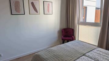 1 habitación, tabla de planchar con plancha y ropa de cama