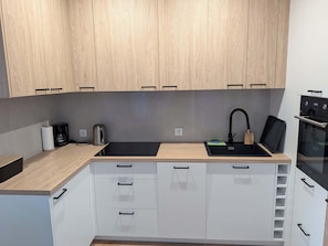 Coffee/tea maker, fridge, microwave, oven