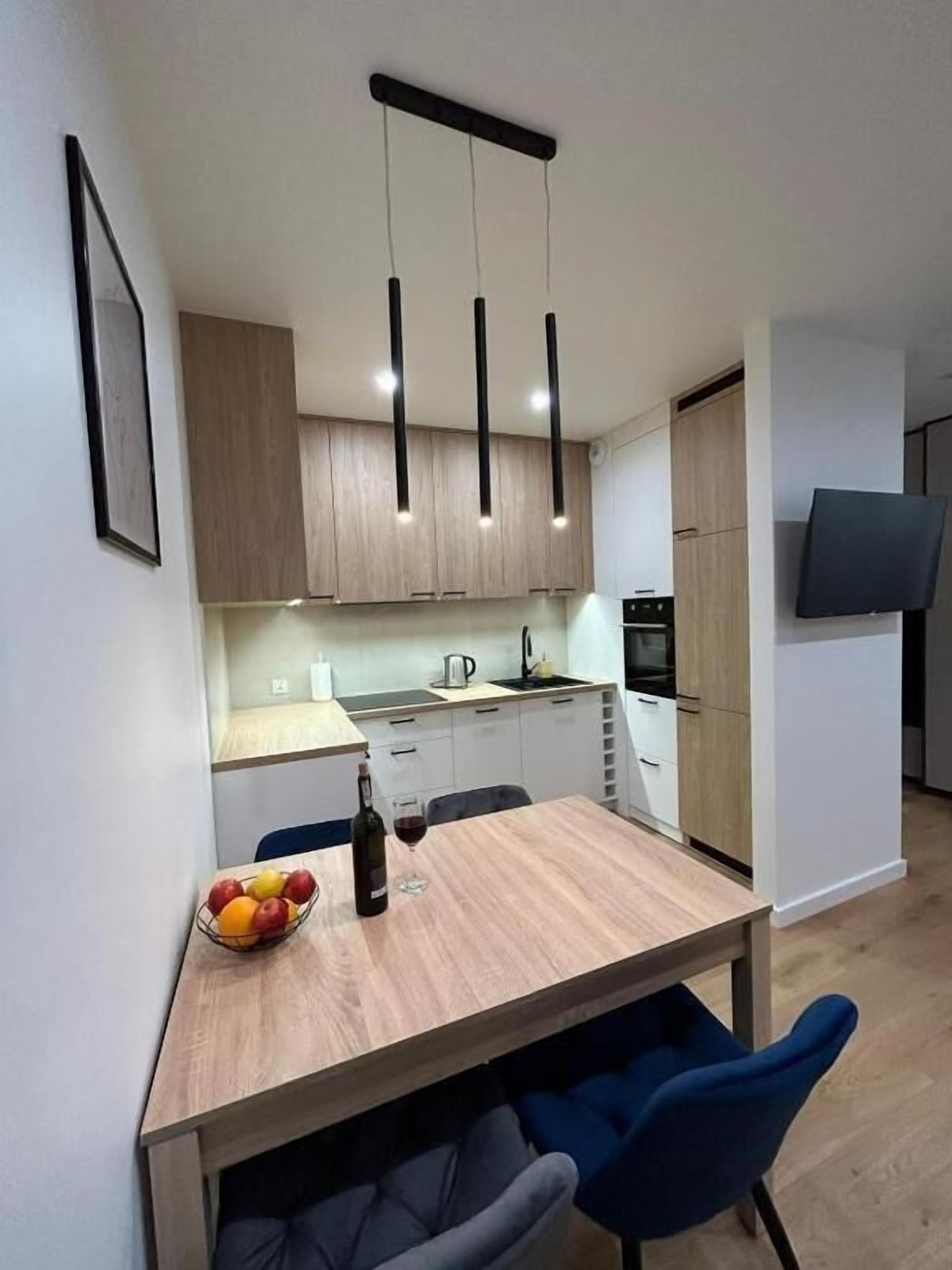 Wasserkocher mit Kaffee-/Teezubehör, Kühlschrank, Mikrowelle, Ofen