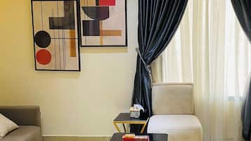Comfort-Apartment, Balkon, Stadtblick | Zimmersafe, Schreibtisch, laptopgeeigneter Arbeitsplatz