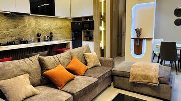 Comfort-Apartment, Balkon, Stadtblick | Wohnbereich