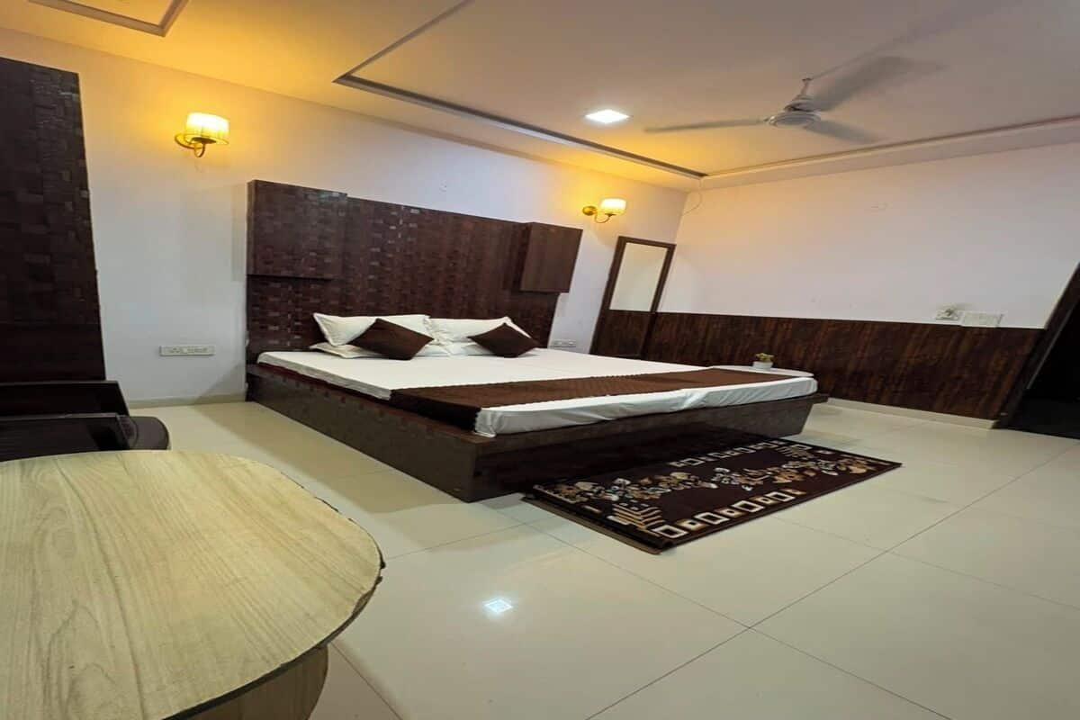 Double Bed Deluxe Room | تجهيزات عازلة للصوت وواي فاي مجانًا