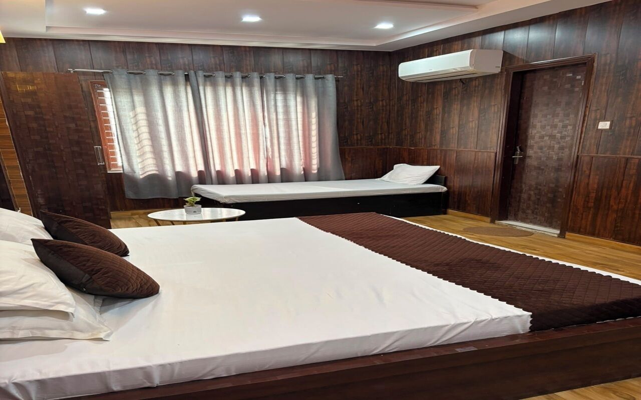  Three Bed Deluxe Room | Soundproofing, WiFi (free)